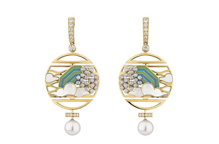 Chanel. Vibration Minérale yellow gold, diamond and mother of pearl earrings decorated with enamel.