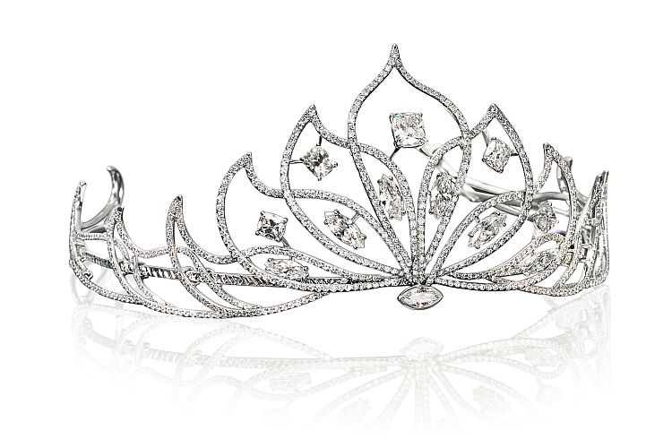Julius Klein has set a fistful of large fancy cuts at the center of this sweeping diamond tiara.
