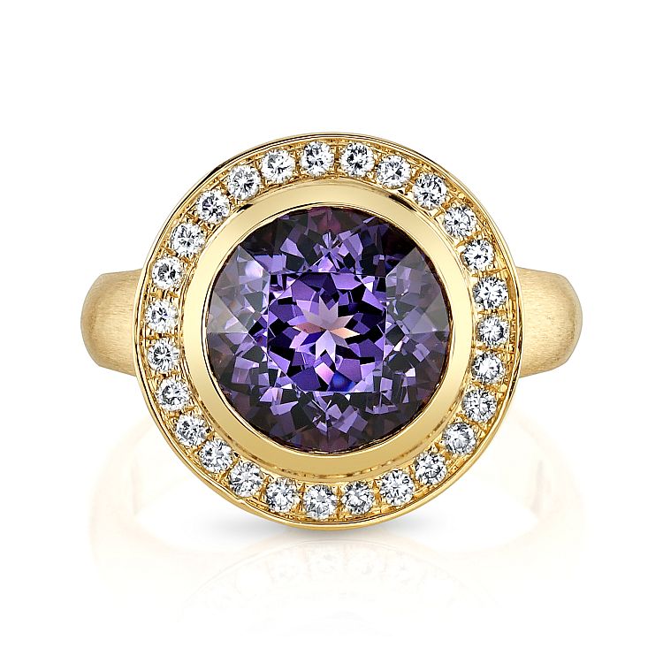 Omi Prive yellow gold cocktail ring has a bezel-set, 3.94-carat purple spinel 