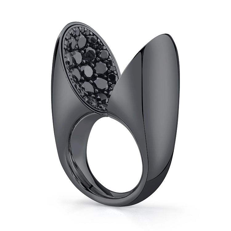 VRAM Echo ring in black gold with black diamonds. 