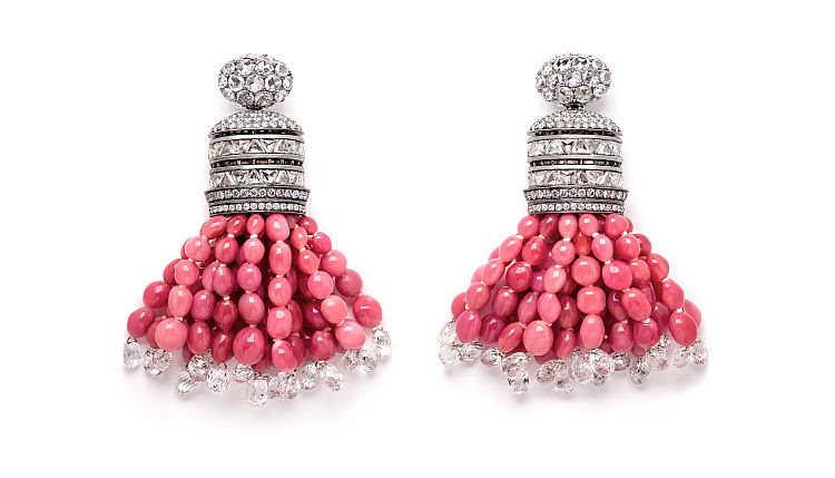 Best in Pearls: Karen Suen
Fringe-style earrings with over 100 carats of natural conch pearls, and diamonds weighing a total of 32.36 carats.  