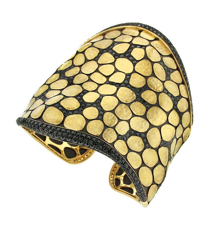 the editor’s choice: Vendorafa
Anaconda Mosaic cuff in yellow gold with black enamel and black diamonds. It evokes reptile-like surfaces, worked in both hammered gold and black enamel detailing. 