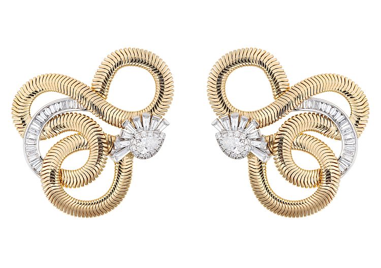 Best in Gold: Nikos Koulis
Earrings from the new Feelings collection in 18-karat yellow and white gold with white diamonds. The chain forms an intricate knot pattern, a reinterpretation of sailors’ knots.  