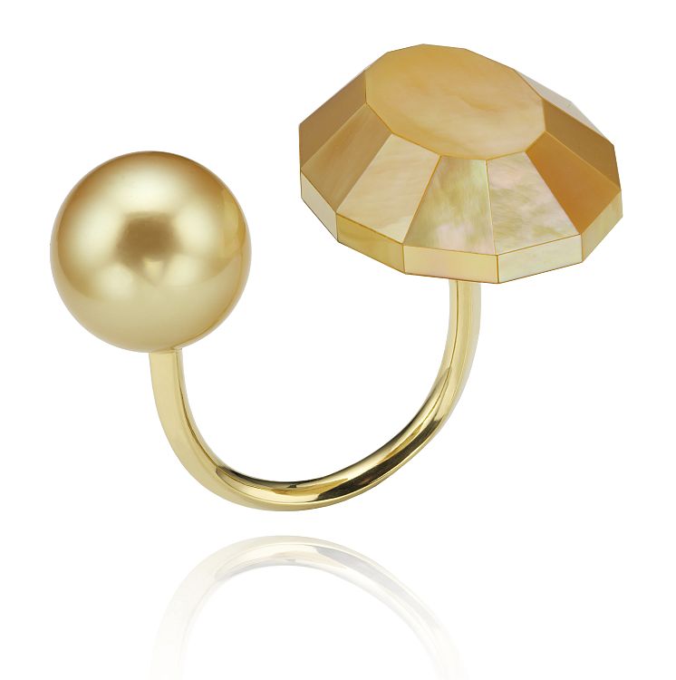 Mélanie Georgacopoulos Facets Golden Oval ring, gold, gold south-sea pearl, mother-of-pearl