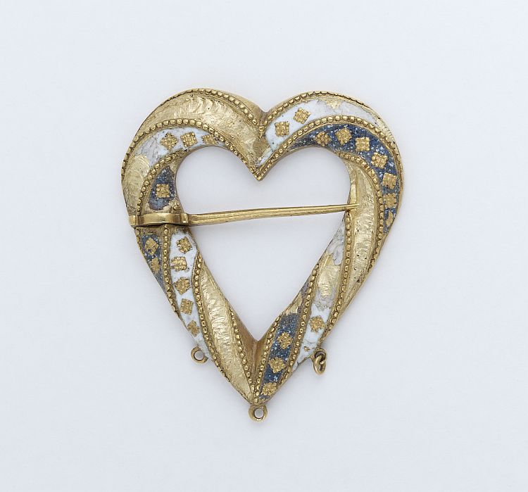 Heart-shaped ring brooch in gold and enamel with French inscription (front and reverse). From the Fishpool Hoard, England, c. 1400-64. Image: British Museum, London. 