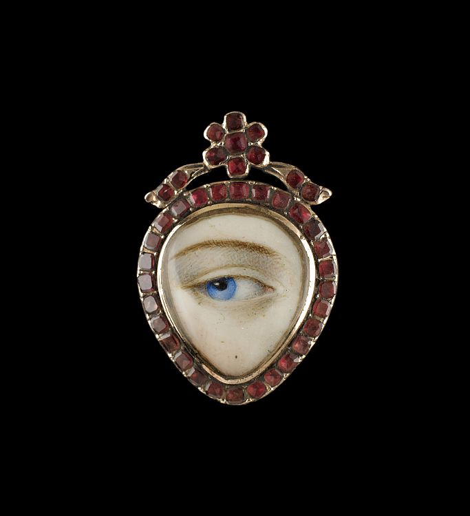 Heart-shaped ring in gold, hessonite garnet, and ivory with Lover’s Eye, England, c. 1790. Image: The Skier Collection of Eye Miniatures, USA. 
