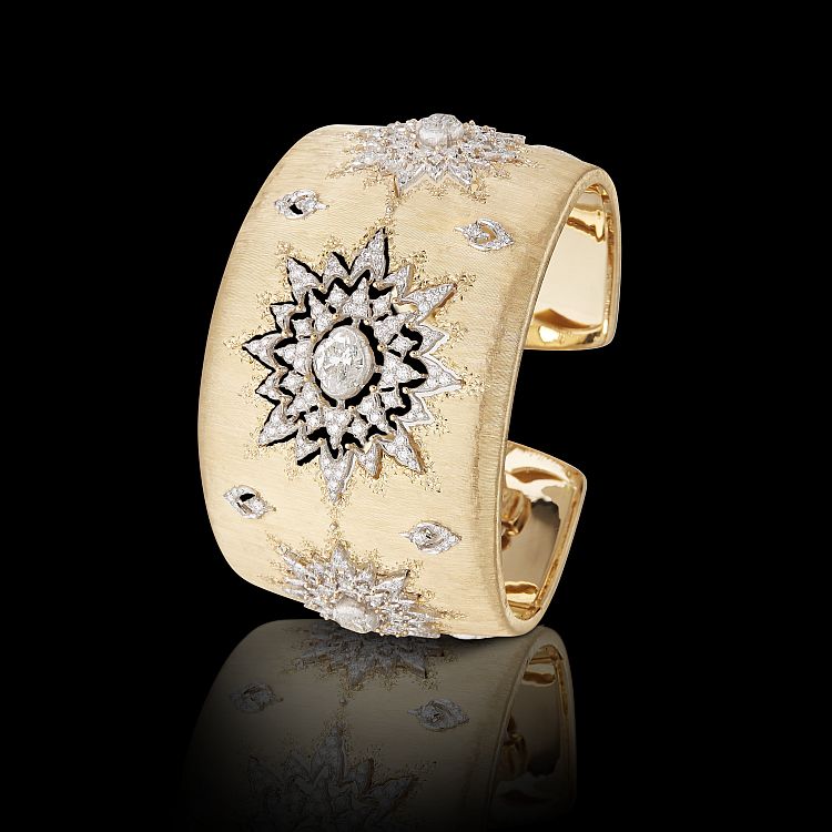 Sterlizia gold cuff  set with 230 diamonds. 