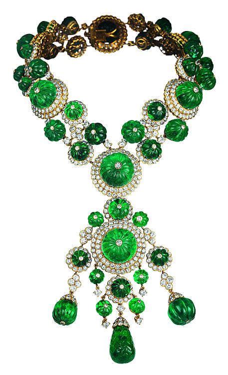 Van Cleef & Arpels Indian-inspired necklace in yellow gold, carved emeralds,and diamonds, part of the collection of Her Majesty Bégum Salimah Aga Khan, 1971. Image: Patrick Gries. 