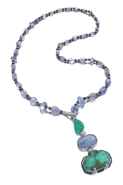 Baron de Rothschild necklace by Cartier (1924) set with carved sapphire beads spaced by lapis lazuli beads and diamond rondelles, suspending a pendant with two emeralds and a sapphire carved with Mughal flower patterns and spaced by pavé-set diamond boules, with lapis lazuli and diamond accents; mounted in platinum. Image: Siegelson. 