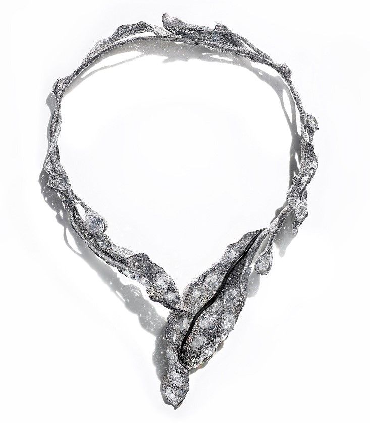 Cindy Chao The 2016 Black Label Masterpiece IX “Winter Leaves Necklace” won the 2019 Masterpiece London Highlight Award, selected for the “Best Jewellery Piece of the Fair.” The necklace, which depicts frosty winter foliage, was unveiled at the Paris Biennale des Antiquaires in 2016. This jewel is the result of more than 10,000 hours of engineering and craft. It uses more than 6,200 fancy-cut encrusted and pave-set diamonds of DEF colors and VS clarity (240 carats). The gems are set in hand-hammered titanium. 