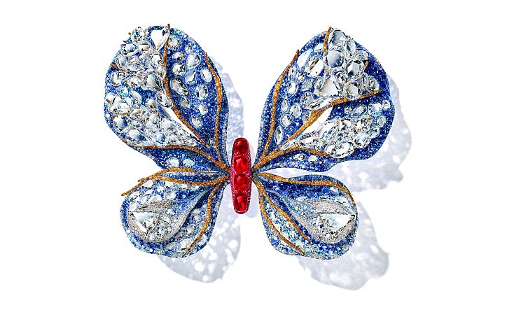 Cindy Chao The 2019 Black Label Masterpiece I “Aurora Butterfly Brooch” is made of titanium and aluminum, the body of the insect is consists of four “pigeon’s blood” Burmese rubies totaling 8.48 carats with colorful pavé. The four wings are layered with clusters of rose-cut diamonds with invisible prong settings. Throughout the wings are gradations of deep blue sapphires with layers of yellow diamonds.