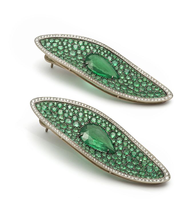 Antonini. Extraordinaire earrings with pear-shaped emeralds and emerald pavé in 18-karat gold, surrounded by diamonds.