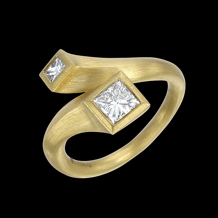 Narcisa Pheres 18-karat yellow gold and diamond ring from the Transcendence collection. 