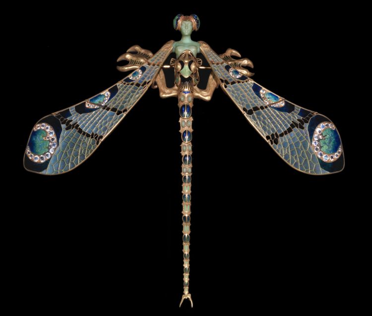 Dragonfly-woman breast pin in gold, enamel, chrysoprase, chalcedony, moonstones and diamonds, circa 1897-98. Image: Calouste Gulbenkian Museum.