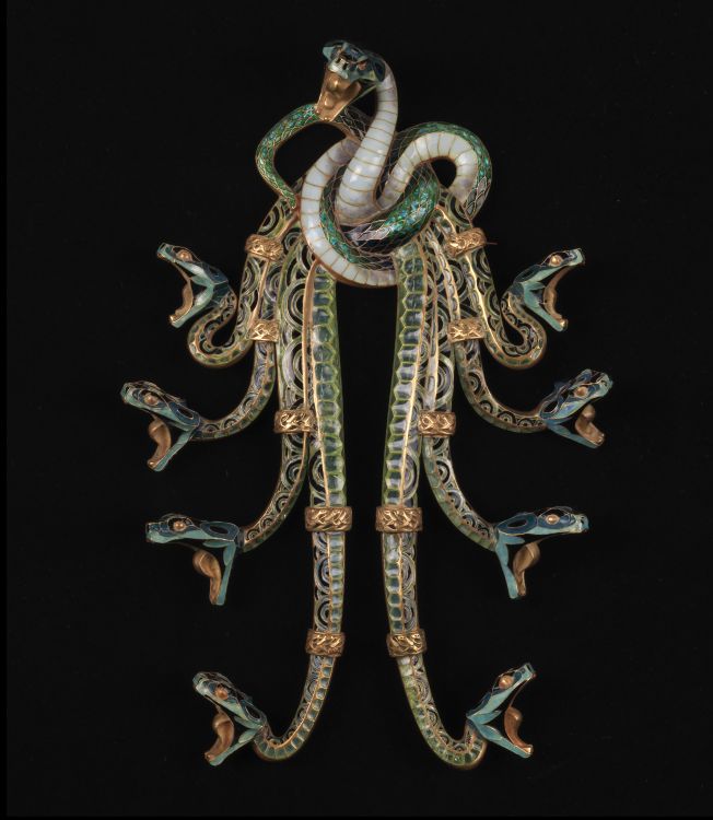 Serpents breast pin in gold and enamel, circa 1898-99. Image: Calouste Gulbenkian Museum.