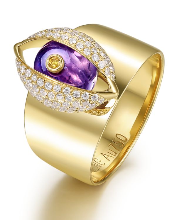 Zeemou Zeng The Eye cocktail ring in 18-karat yellow gold with diamond pavé, a round amethyst and a central yellow diamond.