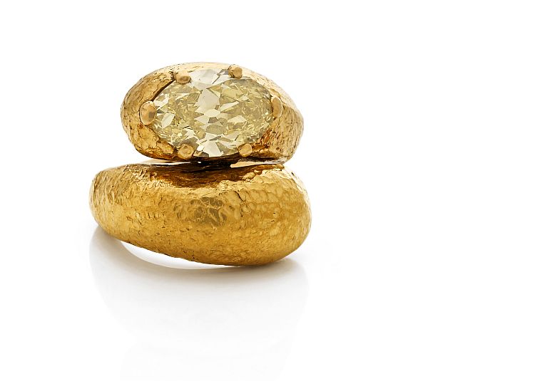 Кольцо «Инь-Ян» Сюзанны Бельперрон из чеканного желтого золота с ярко-желтым бриллиантом весом 4,67 карата, 1923 год. При оценке в 80 000–100 000 евро оно было продано в 2013 году за 217 500 евро. Изображение: Artcurial.