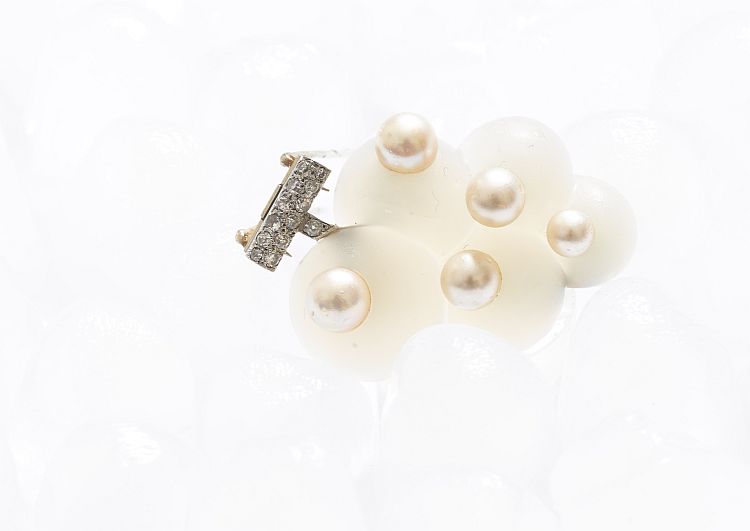 An agate, diamond, platinum and white gold clip by Suzanne Belperron, circa 1935. Hallmark of the jeweler Groëné & Darde, attributed to Suzanne Belperron. 
Estimated at EUR 18,000-20,000, it sold for EUR 48,884. Image: Artcurial. 