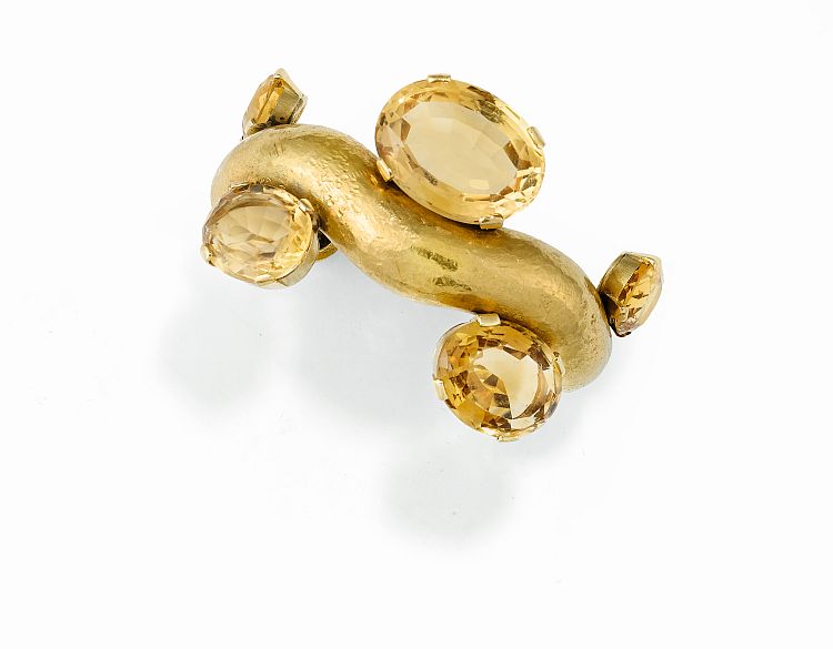 Suzanne Belperron Cuff in 18-karat hammered gold embellished with oval citrines, circa 1955-1970. Maker's mark for Darde et Fils, accompanied by a certificate from Olivier Baroin. Estimated at EUR 15,000-30,000, it sold for EUR 72,500 in October 2019. Image: Sotheby’s. 