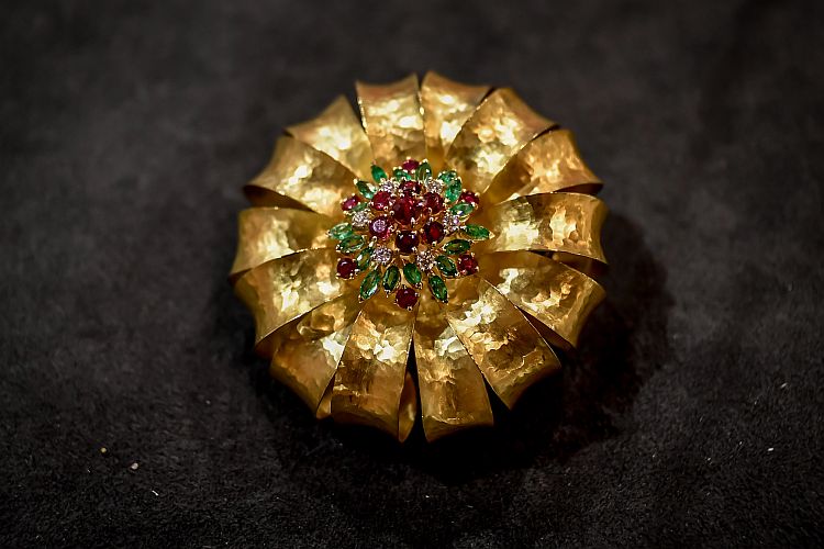 Vendorafa Giardino brooch set with rubies and emeralds 