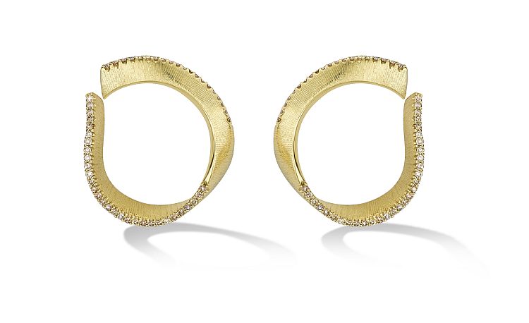 Liv Luttrell Twist earrings in 18-karat gold, hand-engraved in the Florentine style to give a silken finish, with champagne and cognac diamonds along the edges. 