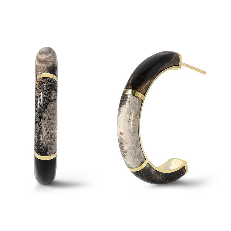 Retrouvaí hoop earrings in 14-karat gold with hand-cut petrified wood inlay.
