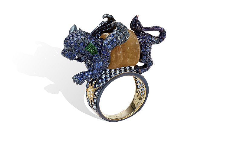 Lydia Courteille Sumerian Lion ring in 18-karat gold with diamonds, sapphires, tsavorite, onyx, and a cylinder seal from Mesopotamia circa 3300 to 3000 BCE.
