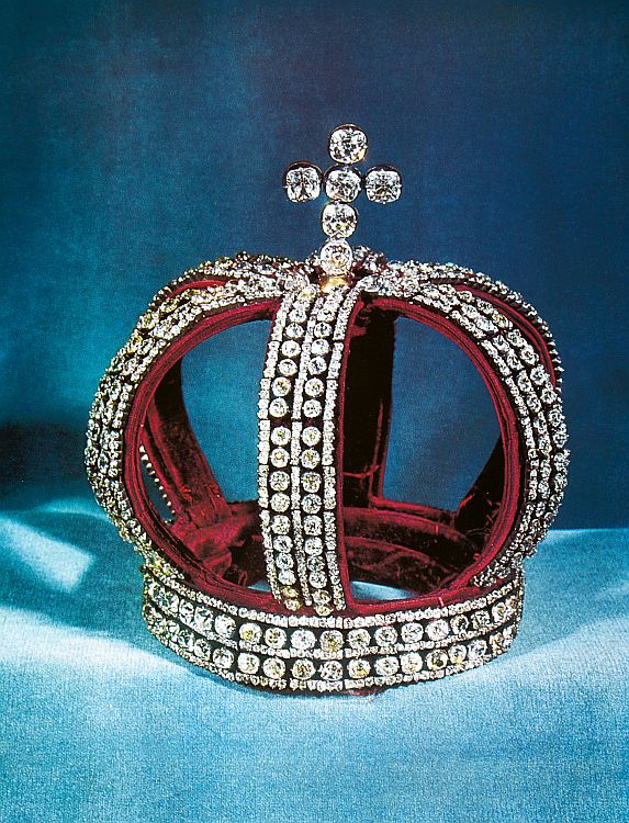 The Nuptial Crown formed of six silver bands encrusted with approximately 1,535 old-mine diamonds. Image: Stefano Papi. 