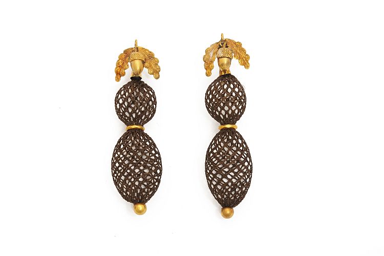 Victorian pair of 18-karat gold and woven hair pendant earrings. England, ca. 1870. Photo: ALVR. 