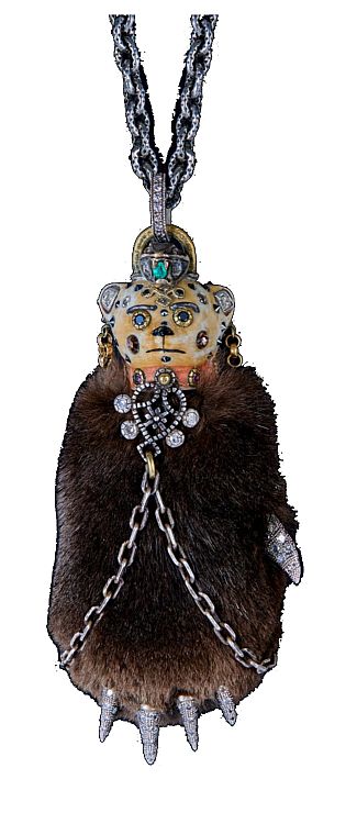 Castro NYC Sourit et porte son pendentif avec une tête d'ours en bisque antique, une fourrure de vison réutilisée et des diamants.