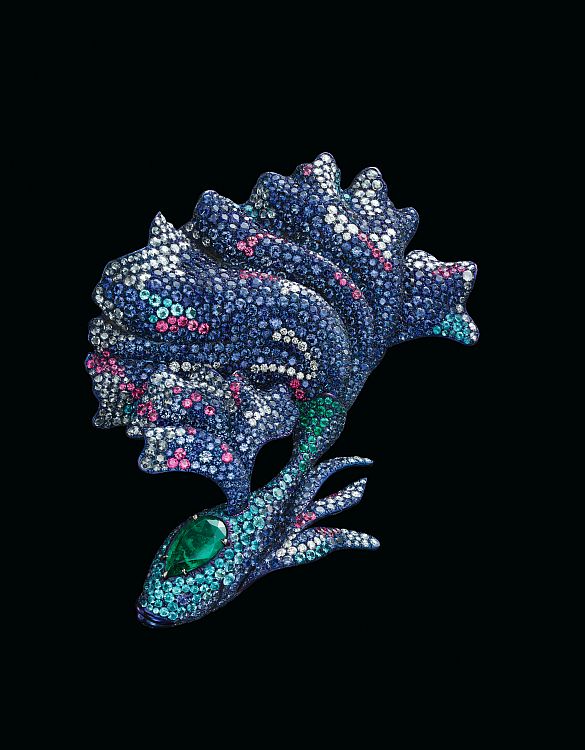 Michelle Ong, Sapphire Swim Brooch, 2017. 
Blue and pink sapphires, emeralds (Main: 5.92ct), Paraíba tourmalines, pink sapphires, and white diamonds in platinum, titanium, and white gold. Picture credit: © Carnet Jewellery