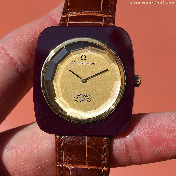 - 1972 Vintage Omega Constellation Chronomter RARE Ref. 157.0003 18k Yellow Gold and Burgundy Onyx Case with Original Gold/Champagne Dial with Original Omega Buckle