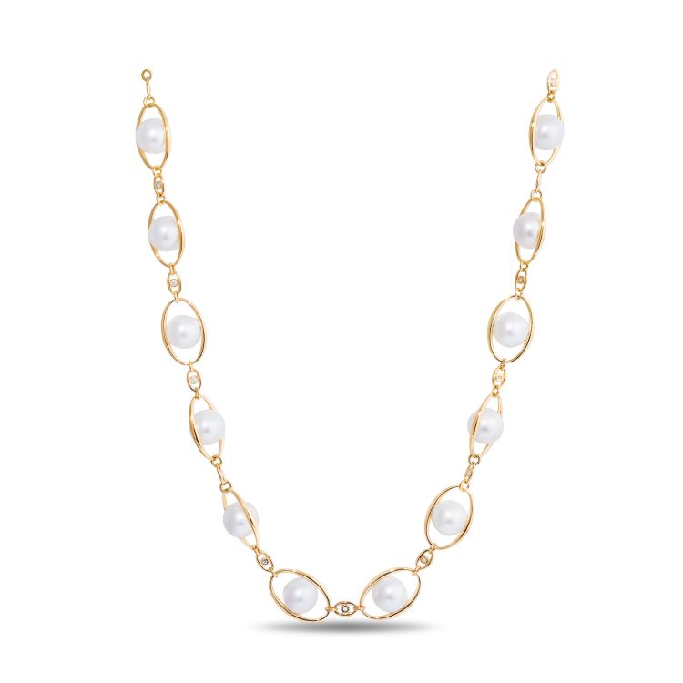 W.Rosado bespoke Australian South Sea pearl necklace with white diamonds in 18-karat yellow gold, worn by Kamala Harris as she was sworn in as Vice President. 