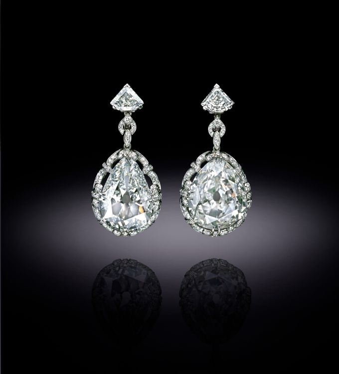 The Marie Antoinette Diamond Earrings as donated to the Smithsonian Institution by Marjorie Merriweather Post’s daughter Eleanor Barzin in 1964. The triangular diamond tops were designed by Cartier. The diamonds are in settings made by Harry Winston Inc. in 1959 that are replicas of the originals. Image: Chip Clark, Smithsonian Institution, enhanced by SquareMoose Inc.