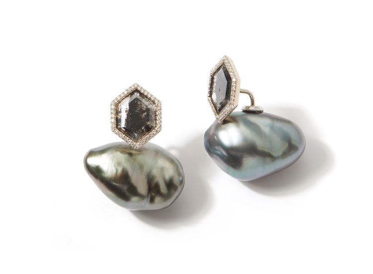 Mizuki Privé earrings in 18-karat gold with baroque Tahitian pearls and hexagonal salt-and-pepper diamond slices edged with round brilliants. 