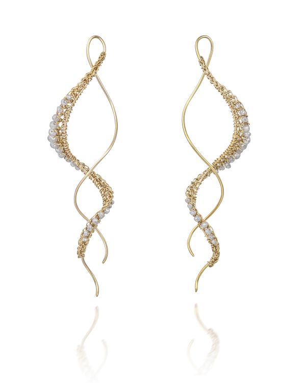 Teri Howes DNA Crochet drop earrings in 18-karat gold with grey diamonds. Photo: The Goldsmiths’ Company/Richard Valencia. 