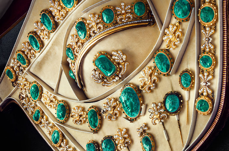 ATTRIBUTED TO NITOT circa 1810 Gold, malachite, pearls and tortoiseshell — Collection Fondation Napoléon