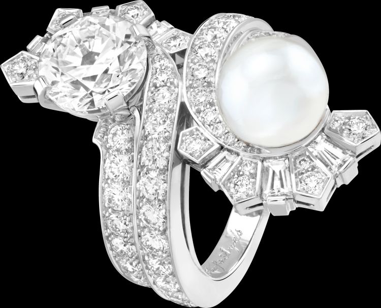 Van Cleef & Arpels pearl and diamond Precious Bond ring in 18-karat gold.