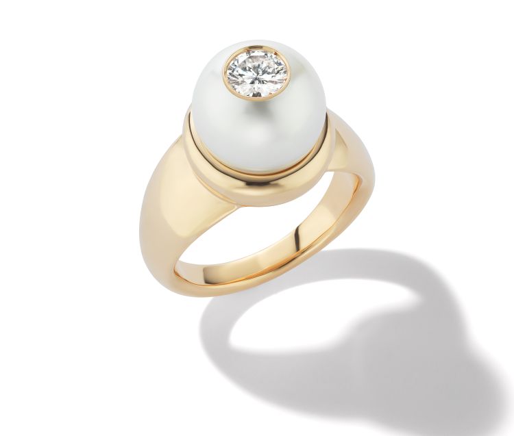 W.Rosado ring in 18-karat gold featuring a South Sea pearl with a diamond set into it. 