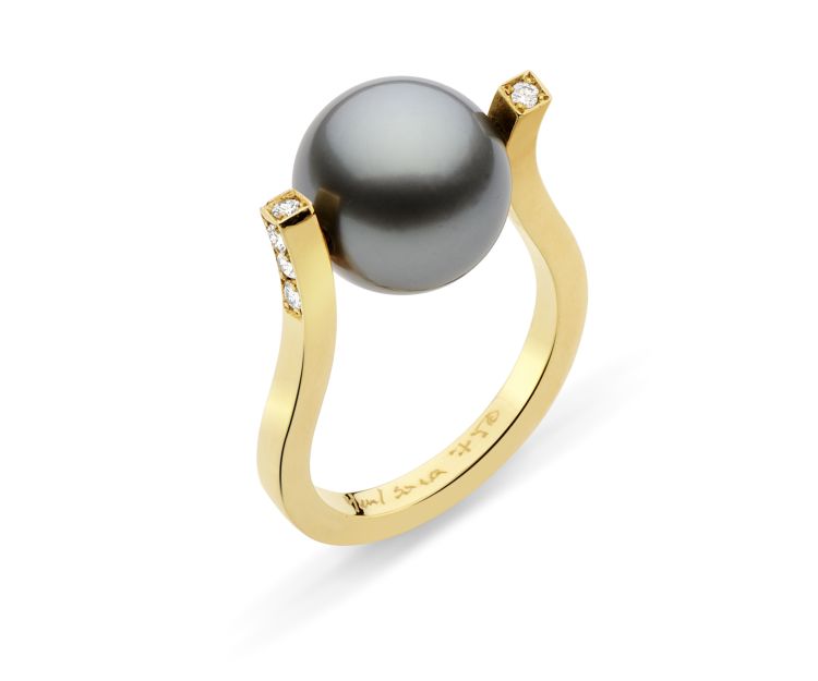 Yael Sonia Twist ring in 18-karat gold with diamonds and a Tahitian pearl. 