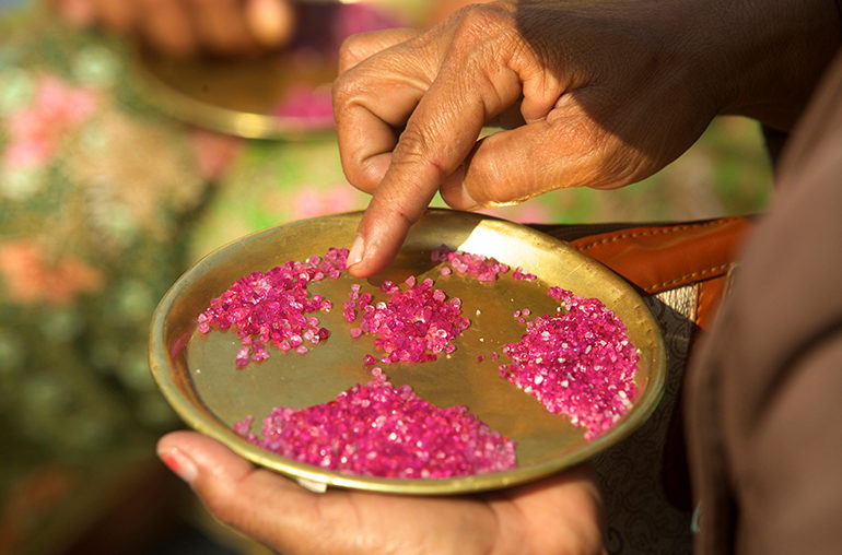 Small ruby stones bought by buyers on the market of Mogok, Myanmar (Burma). Photo: robertharding / Alamy Stock Photo