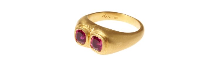 Darius Double ring in 18-karat yellow gold with 1.25 carats of antique Burmese rubies⁠. 