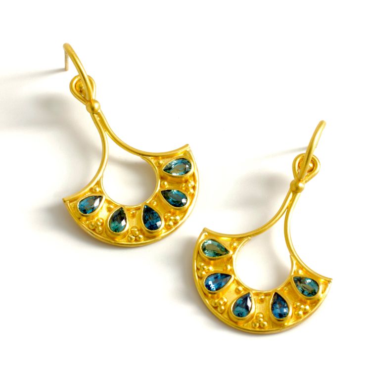 Linda Hoj Sialia earring in 22-karat gold with sapphires. 