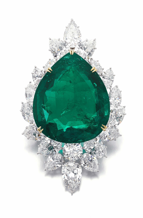 Emerald and diamond brooch pendant combination, by Harry Winston, 1974. Set with a 104.40-carat pear-shaped emerald of Colombia. Photo: Sotheby's.