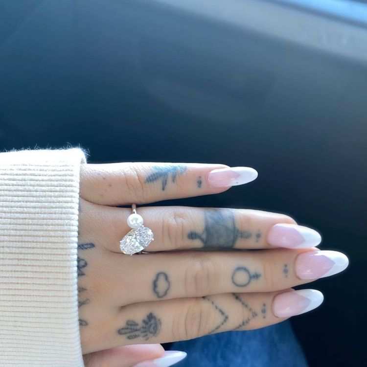 Ariana Grande sharing her engagement ring on Instagram in December 2020. Photo: Ariana Grande/ Instagram. 