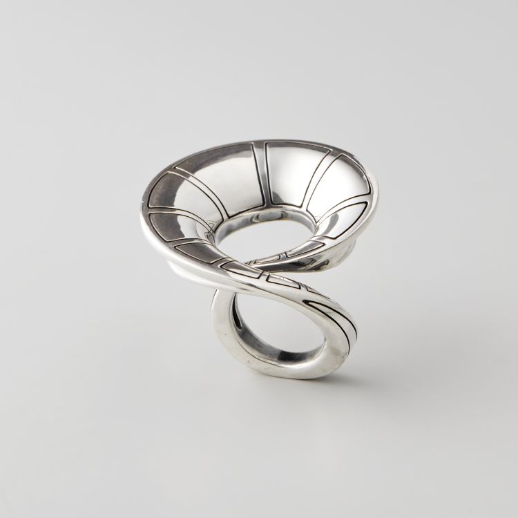 Jean-Christophe Malaval sculpted silver ring at Galerie Negropontes. Photo: Galerie Negropontes. 