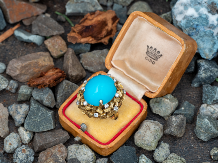 Vintage ring with an oval turquoise cabochon and diamonds. Photo: EraGem.