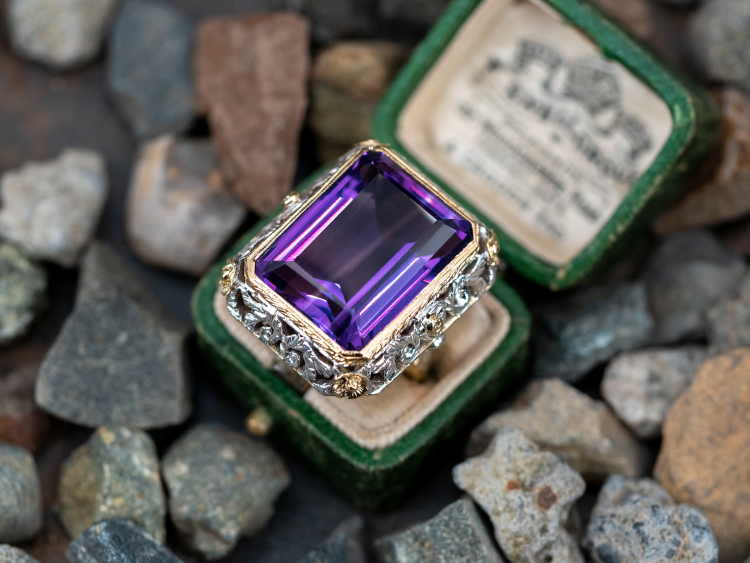 Vintage cocktail ring with a 18-carat amethyst, crafted of 14-karat yellow gold with silver accents. Photo: EraGem.