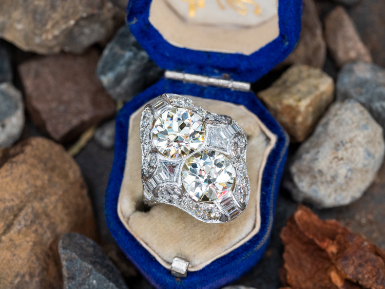 Twin diamond ring with old European cut diamonds, crafted of platinum and accented with encrustations in the setting, on a total weight of 6.44 carats of diamonds. Photo: EraGem.