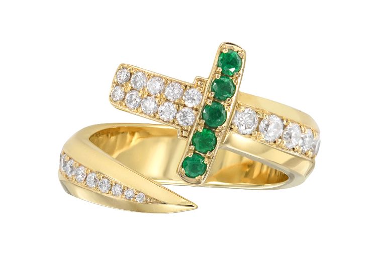 Sword ring in 14-karat gold with diamonds and emeralds. Photo: Dru. Jewelry.